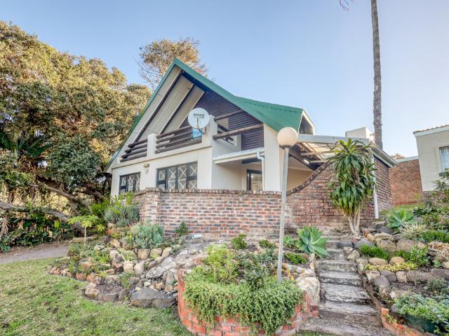 4 Bedroom House For Sale in Cintsa West
