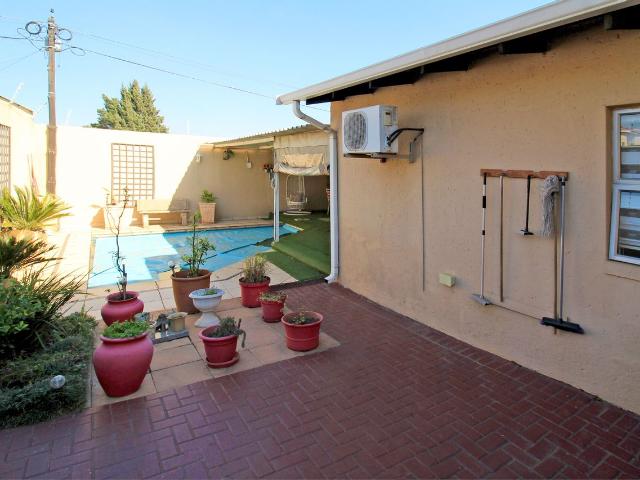 4 Bedroom House For Sale in Crosby