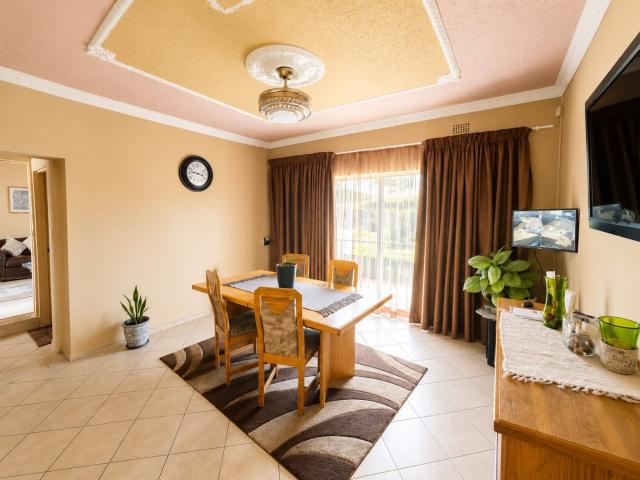 4 Bedroom House For Sale in Crown Gardens
