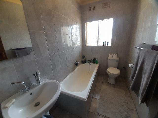4 Bedroom House For Sale in Alan Manor
