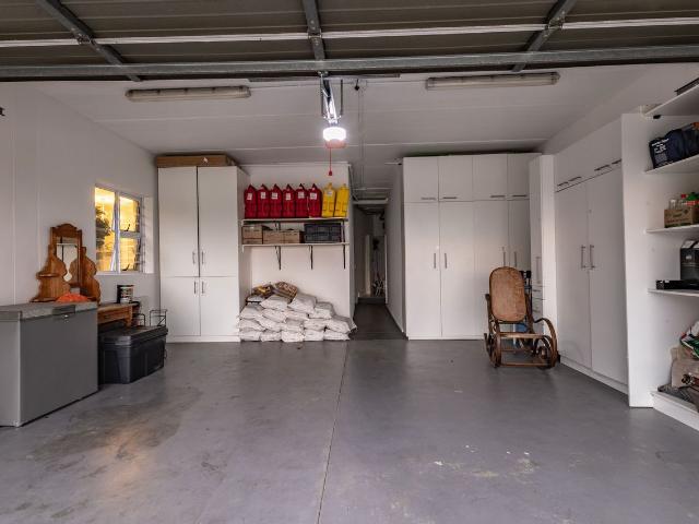 4 Bedroom House For Sale in Aurora