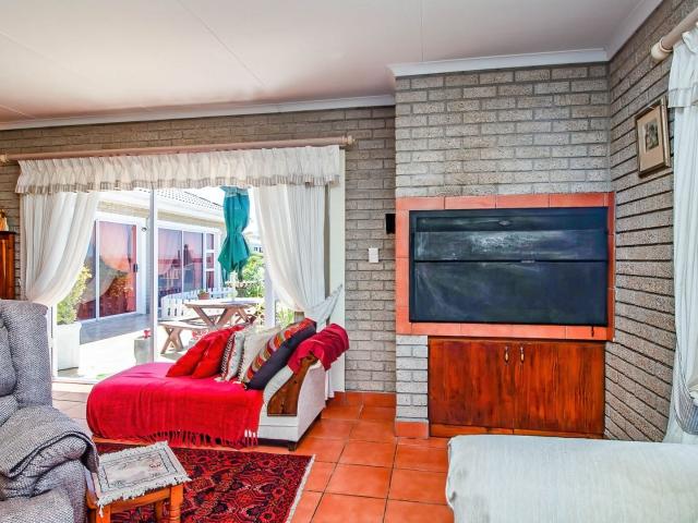 4 Bedroom House For Sale in Boggomsbaai