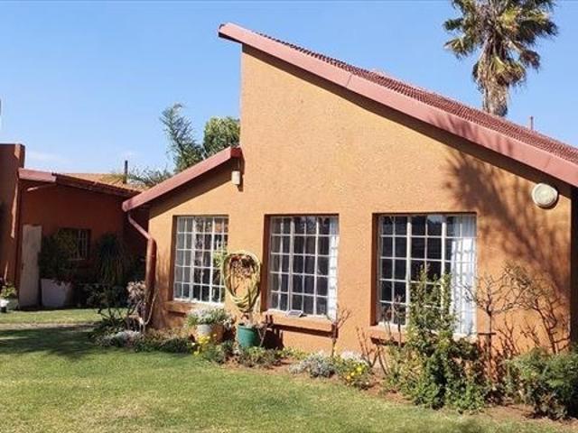 4 Bedroom House For Sale in Bonaero Park