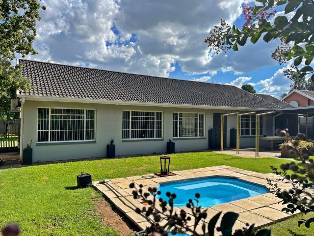 4 Bedroom House For Sale in Bayswater