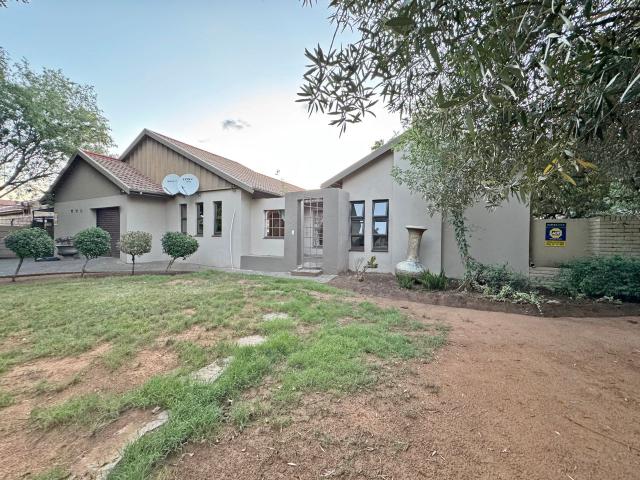 4 Bedroom House For Sale in Bayswater