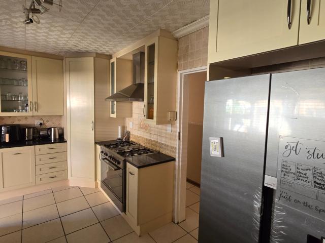 4 Bedroom House For Sale in Bayswater