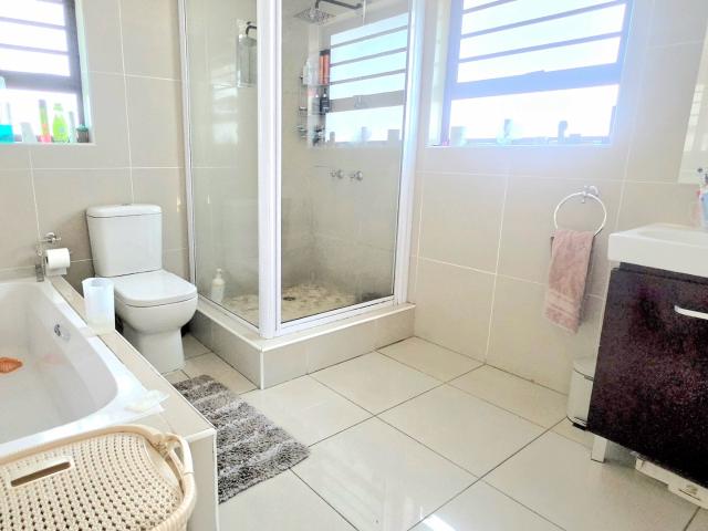 4 Bedroom House For Sale in Bassonia