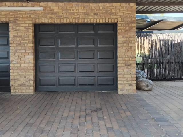 4 Bedroom House For Sale in Bassonia
