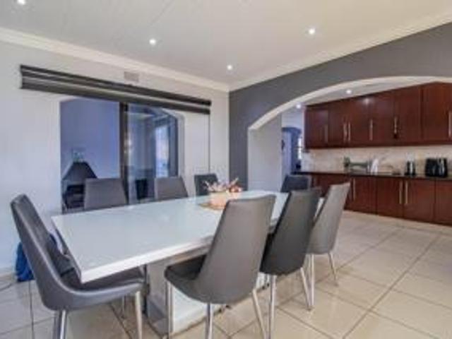 4 Bedroom House For Sale in Bassonia