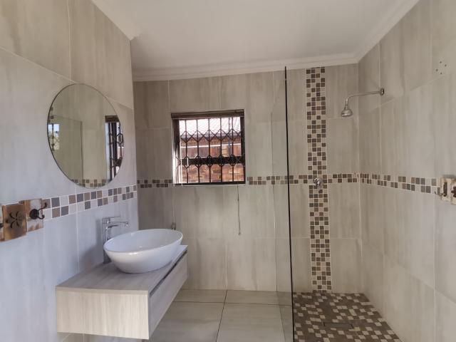 4 Bedroom House For Sale in Bassonia