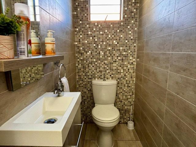4 Bedroom House For Sale in Bassonia Rock