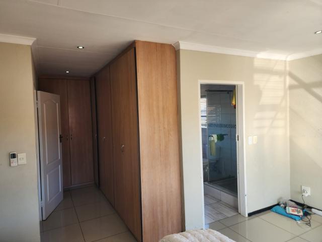 4 Bedroom House For Sale in Bassonia Rock