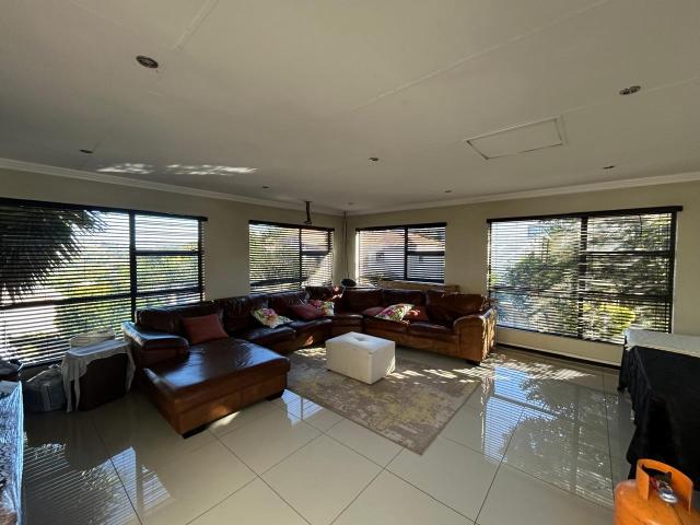 4 Bedroom House For Sale in Bassonia Rock