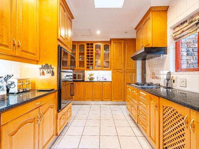 4 Bedroom House For Sale in Bedfordview