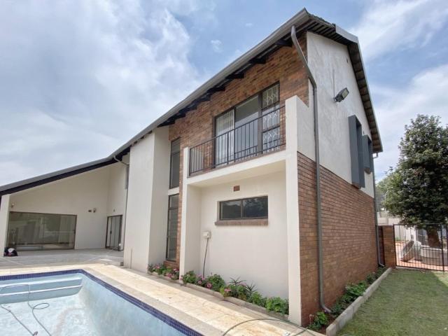 4 Bedroom House For Sale in Bedfordview