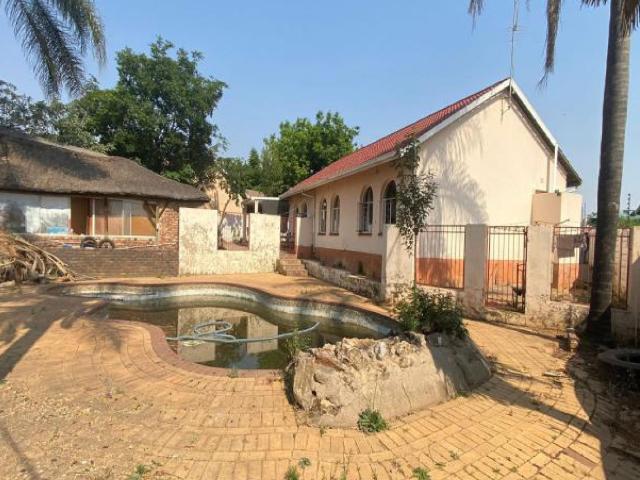 4 Bedroom House For Sale in Birchleigh North