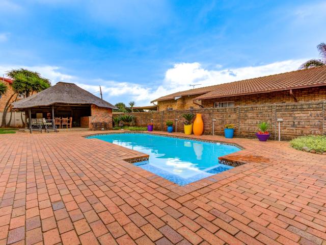4 Bedroom House For Sale in Birchleigh North