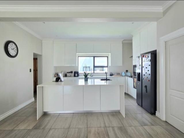 4 Bedroom House For Sale in Blue Valley Golf Estate