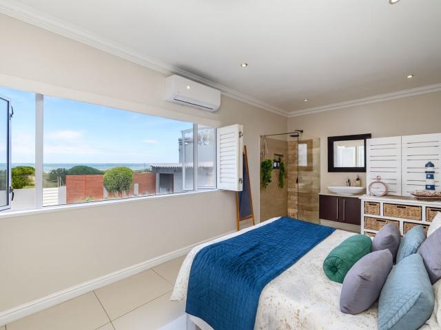 4 Bedroom House For Sale in Bluewater Bay