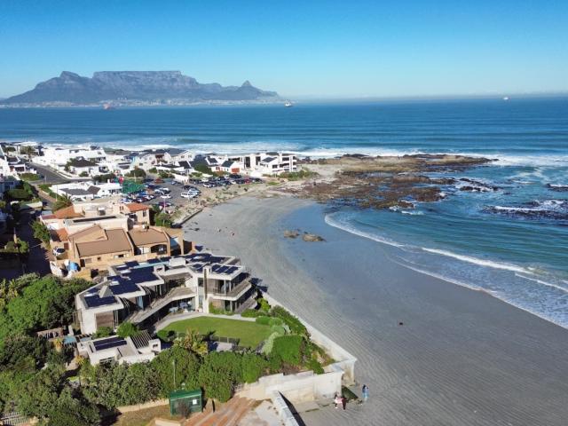 4 Bedroom House For Sale in Bloubergstrand