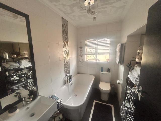 4 Bedroom House For Sale in Brackenhurst