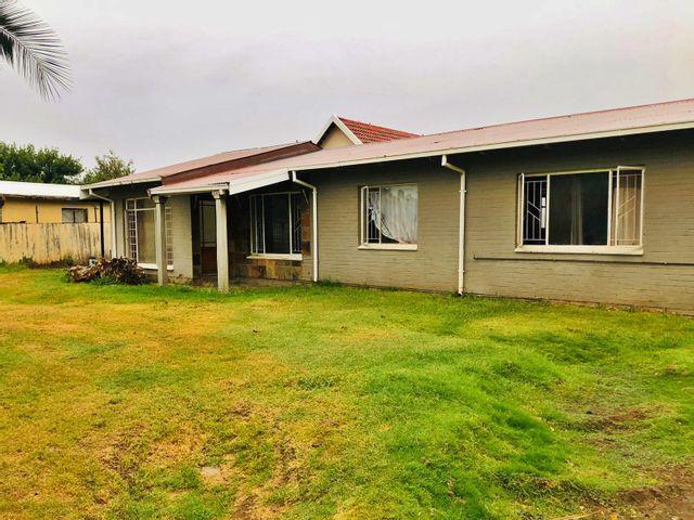 12 Bedroom House For Sale in Brandwag