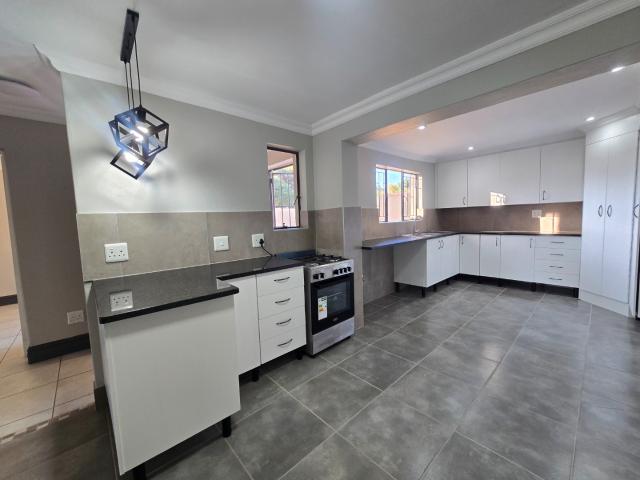 4 Bedroom House For Sale in Garsfontein