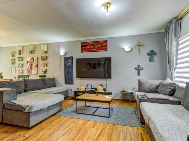 4 Bedroom House For Sale in Glen Marais