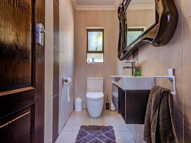 4 Bedroom House For Sale in Glen Marais