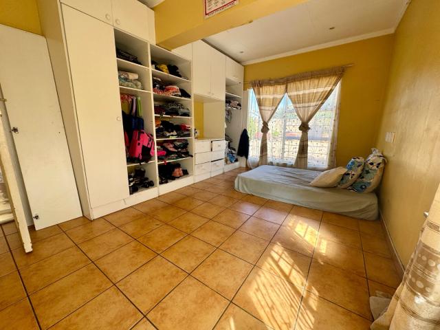 4 Bedroom House For Sale in Glenanda