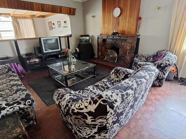 4 Bedroom house for sale in Glenanda, Johannesburg