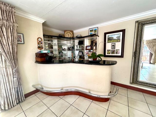 4 Bedroom House For Sale in Glenvista