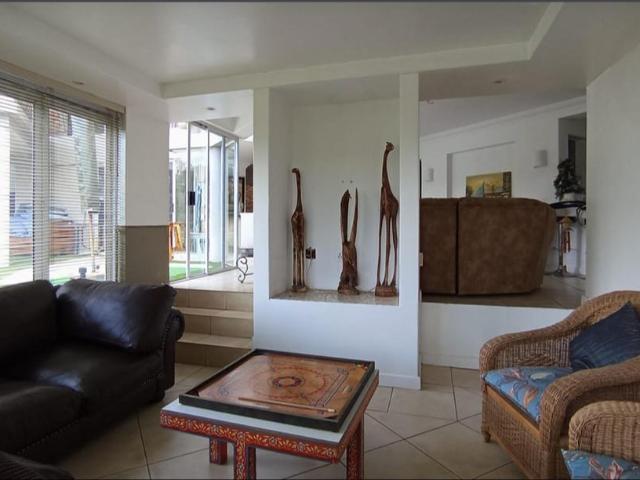 4 Bedroom House For Sale in Glenvista