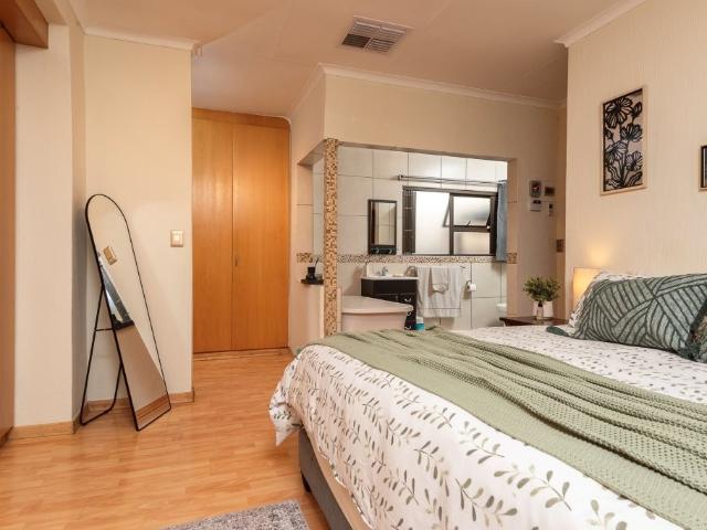 4 Bedroom House For Sale in Glenvista