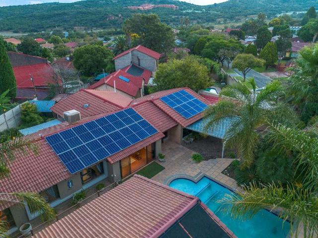 4 Bedroom House For Sale in Glenvista