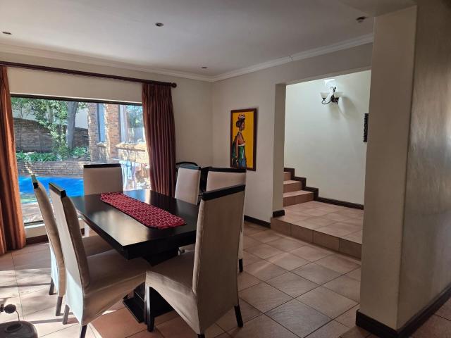 4 Bedroom House For Sale in Glenvista