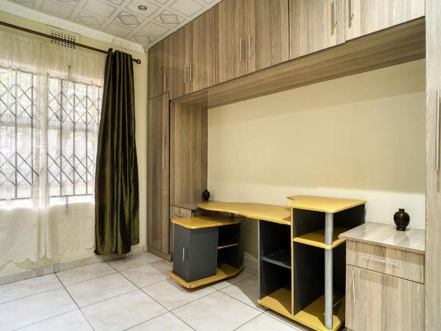 4 Bedroom House For Sale in Glenwood