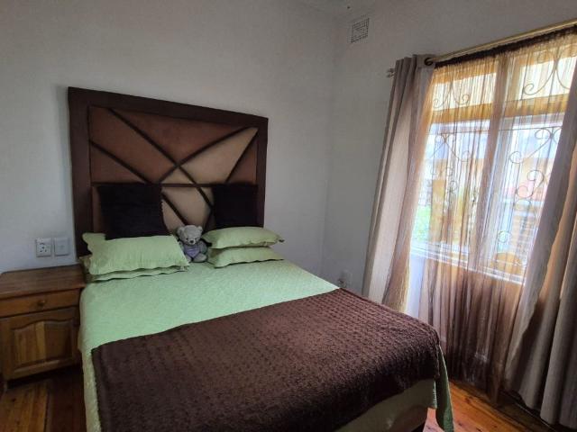 4 Bedroom House For Sale in Glenwood
