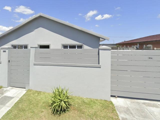 4 Bedroom House For Sale in Grassy Park