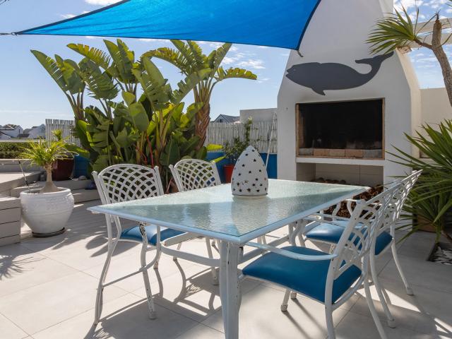 4 Bedroom House For Sale in Grotto Bay