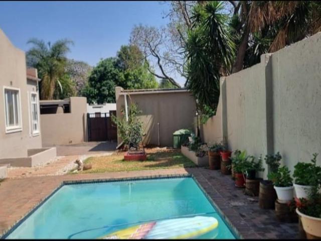 4 Bedroom House For Sale in Douglasdale