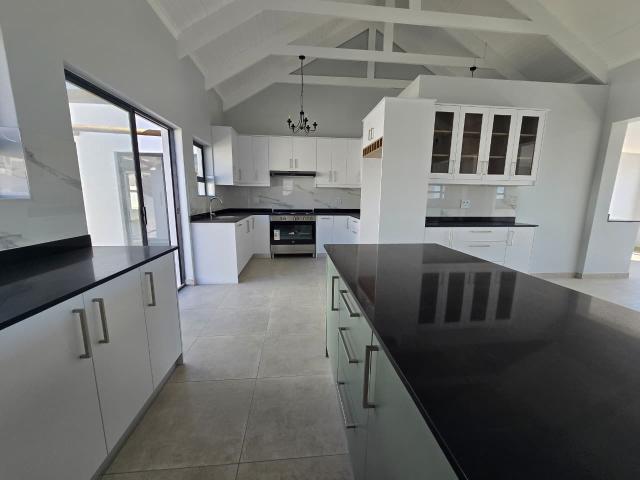 4 Bedroom House For Sale in Da Gama Bay