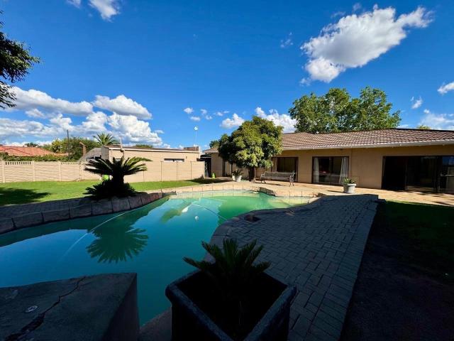 4 Bedroom House For Sale in Dan Pienaar
