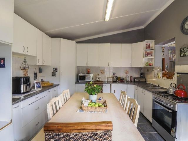 4 Bedroom House For Sale in De Kelders