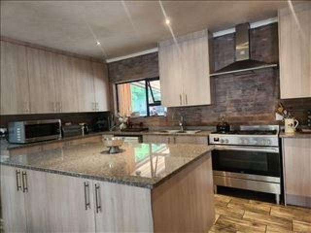 4 Bedroom House For Sale in Esther Park