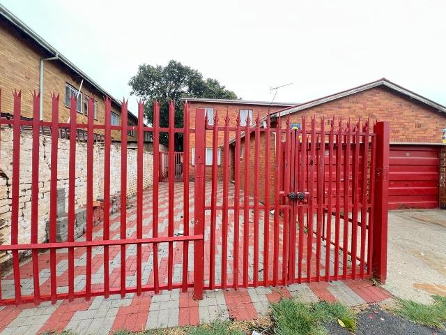 4 Bedroom House For Sale in Forest Hill