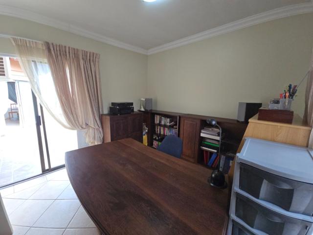 4 Bedroom House For Sale in Faerie Glen