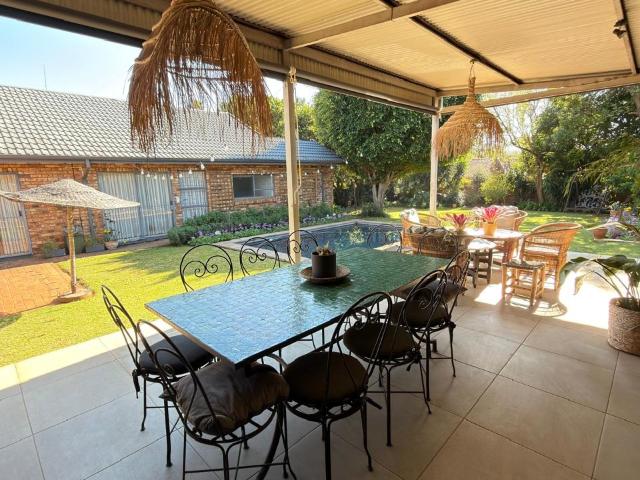 4 Bedroom House For Sale in Faerie Glen