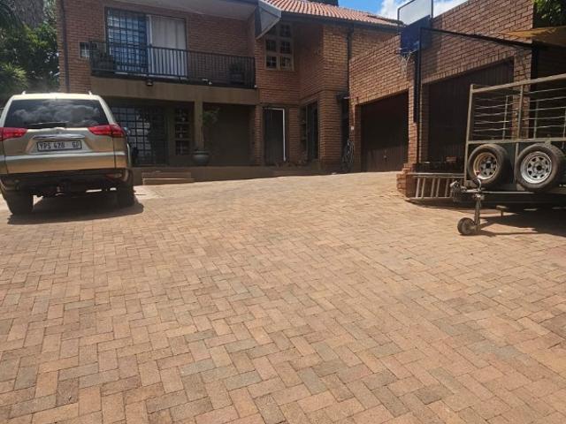 4 Bedroom House For Sale in Faerie Glen