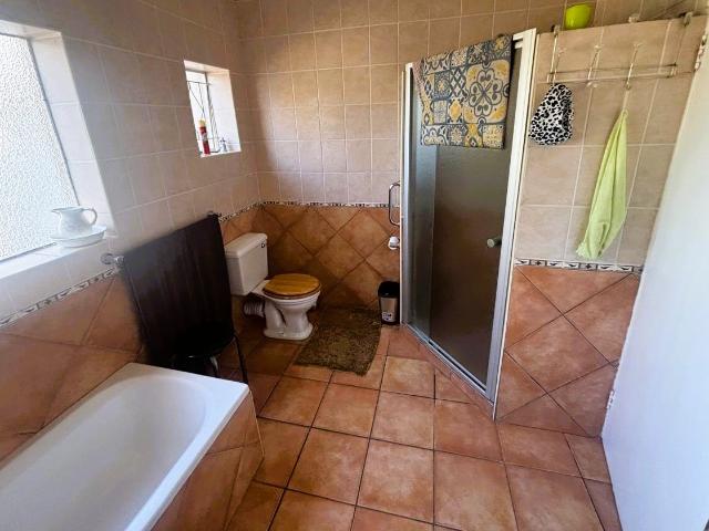 4 Bedroom House For Sale in Farrarmere